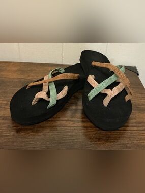 Rare HTF Teva Olowahu Maple Sugar Multi Color US6 Women’s Sandals Slippers